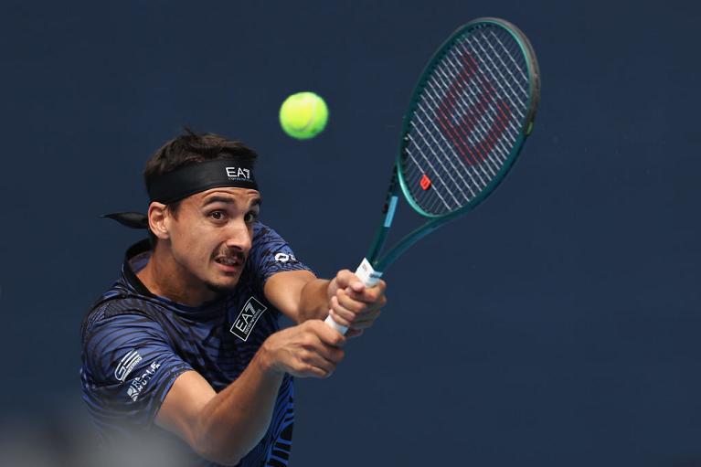 Sonego colpisce con il suo rovescio (Getty Images)