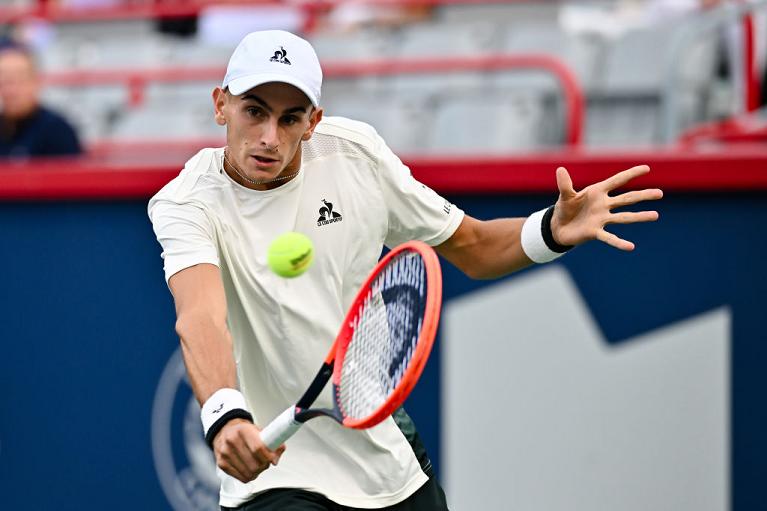 Arnaldi colpisce uno slice di rovescio (Getty Images)