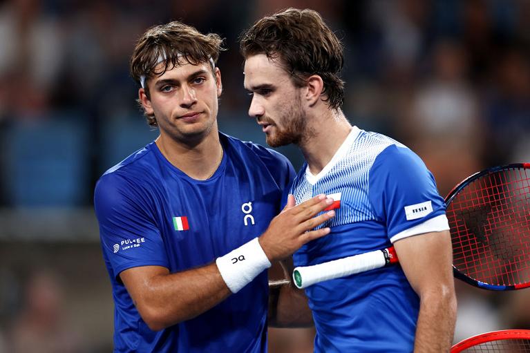 L'abbraccio a fine match tra Flavio Cobolli e Tomas Machach (foto Getty Images)