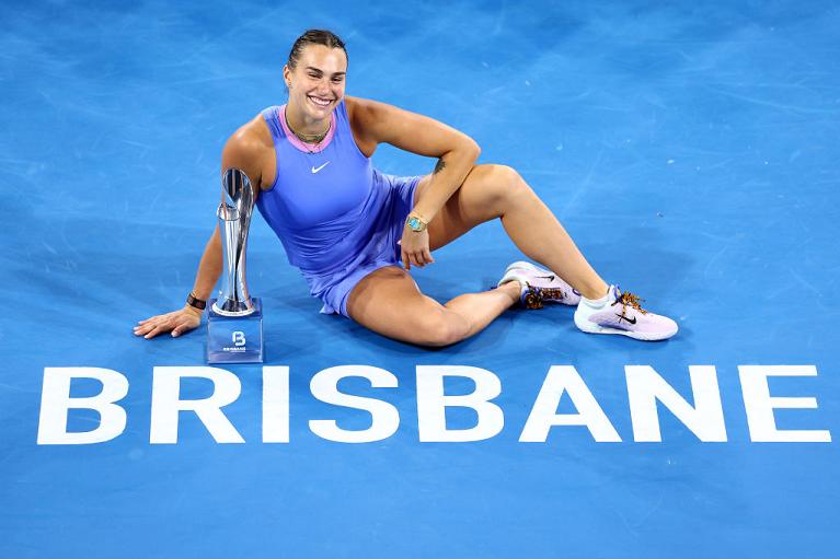 Sabalenka con il trofeo di Brisbane 2025 (Getty Images)