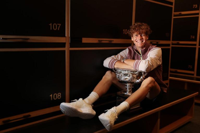 Jannik Sinner con il trofeo dell'Australian Open 2024 (Getty Images)