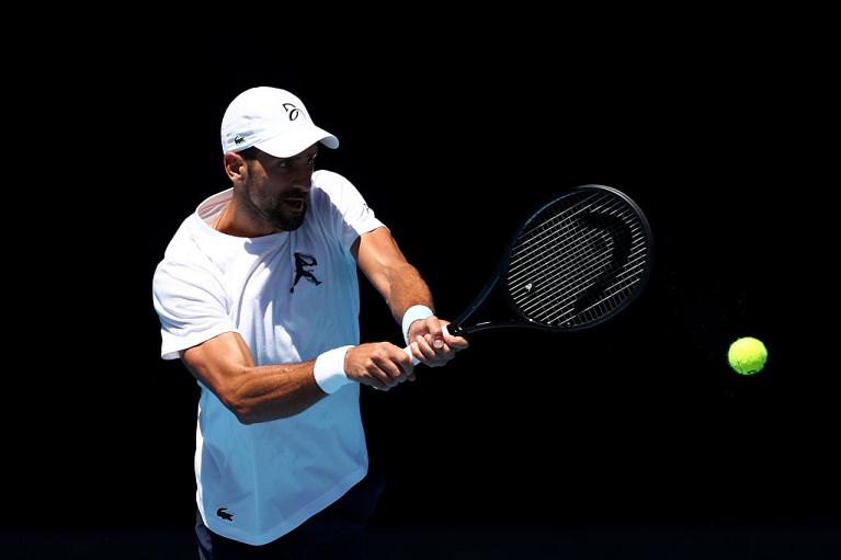 Un rovescio di Djokovic in allenamento (Getty Images)