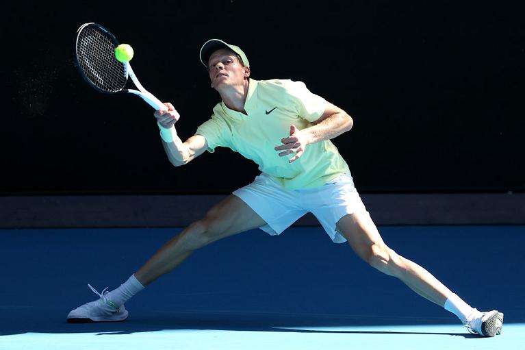 Jannik Sinner in azione nella sua prima uscita del 2025 (Getty)