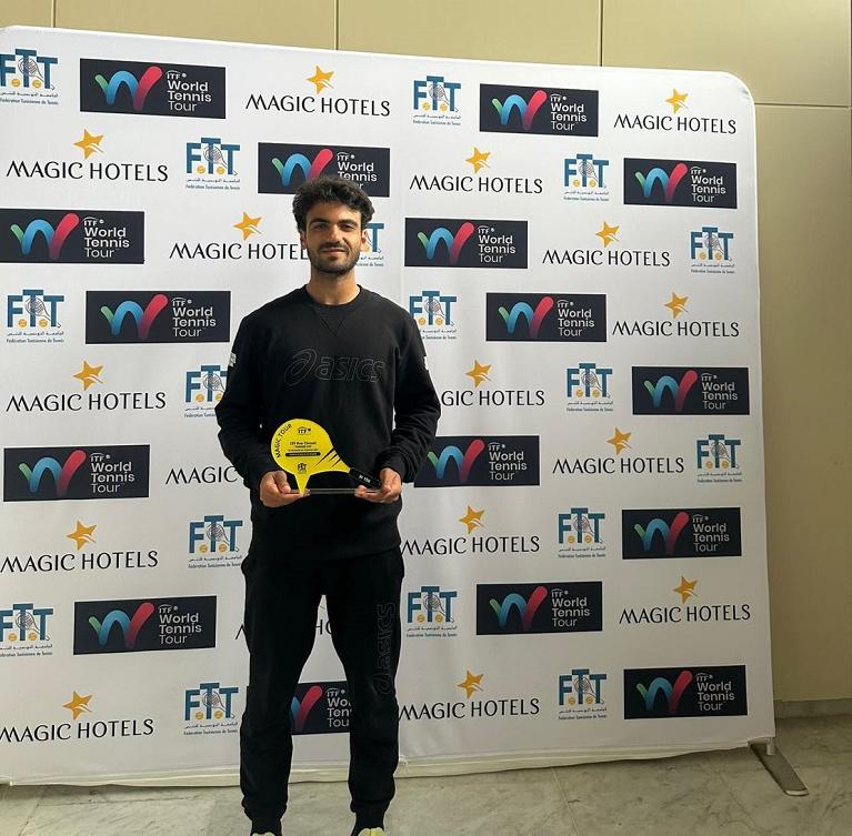 Luca Potenza con il trofeo vinto a Monastir 2025
