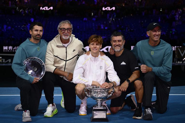 Da sinistra Simone Vagnozzi, Marco Panichi, Jannik Sinner, Ulises Badio e Darren Cahill (Getty Images)