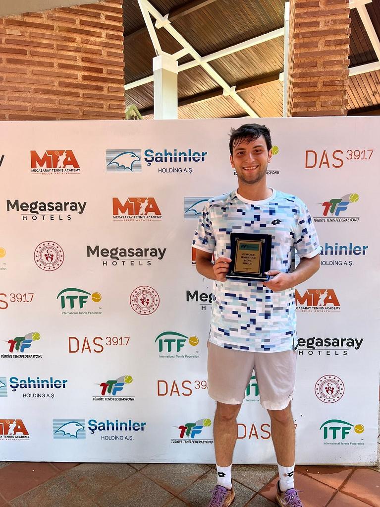 Gabriele Piraino con il trofeo di Antalya 2025