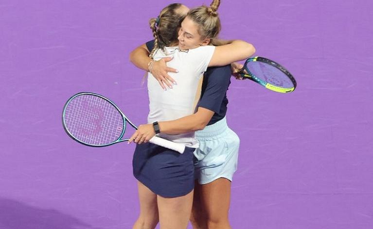 L'abbraccio tra Angelica Moratelli e Jaqueline Cristian