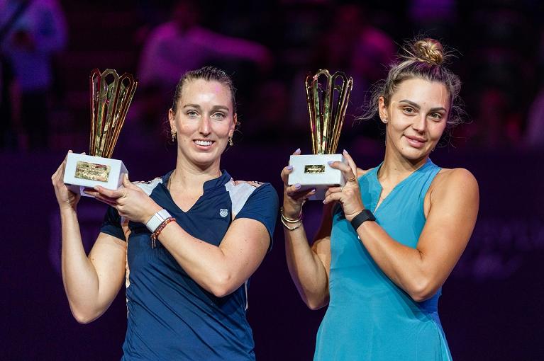 Angelica Moratellie e Jaqueline Cristiam con il trofeo delle finaliste di doppio a Cluj-Napoca 2025 (foto Facebook Transylvania Open)