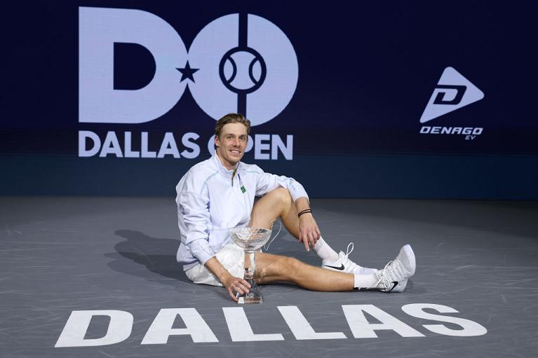 Denis Shapovalov col trofeo vinto a Dallas (Getty)