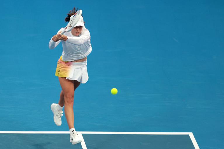 Swiatek esegue un rovescio (Getty Images)