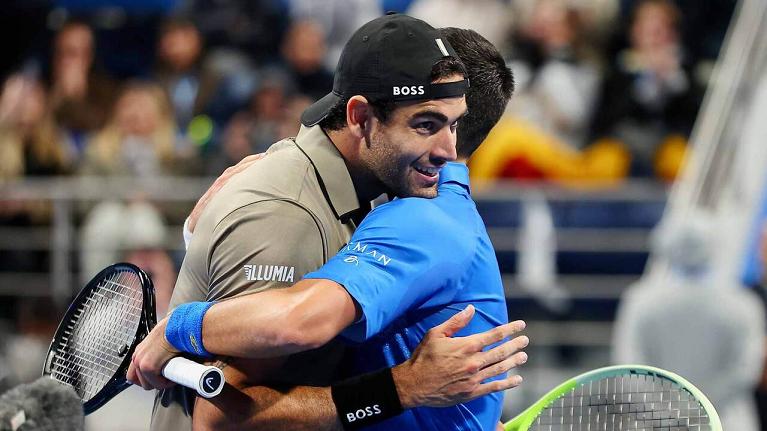 L'abbraccio a fine match tra Matteo Berrettini e Novak Djokovic (foto ATPtour web site)