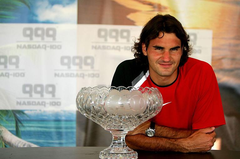 Roger Federer in conferenza stampa con il trofeo vinto a Miami nel 2005 (Getty Images)