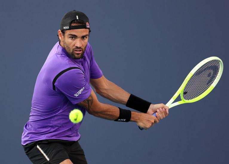 Berrettini esegue un rovescio (Getty Images)