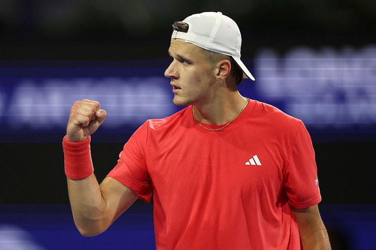 Mensik si carica in campo (Getty Images)