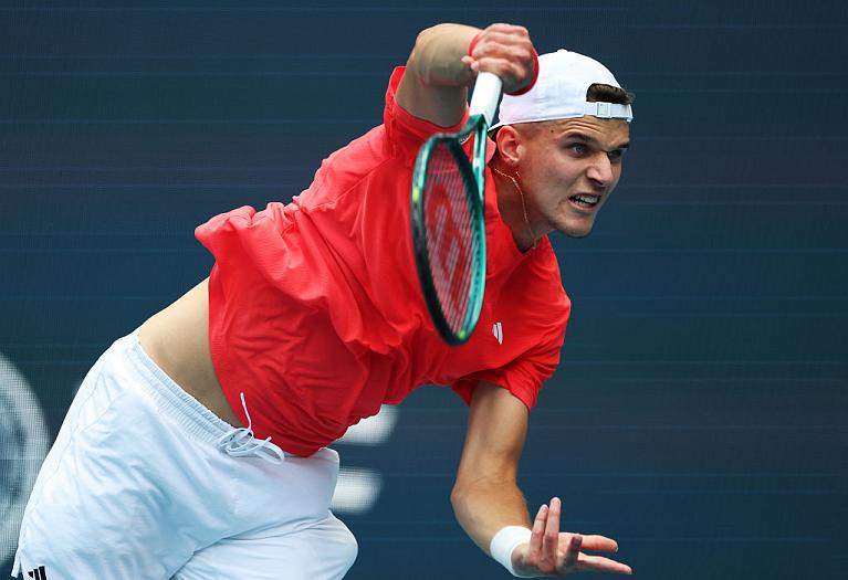 Mensik subito dopo aver colpito al servizio (Getty Images)