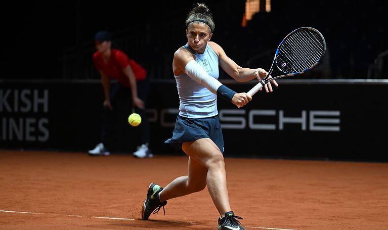Sara Errani colpisce di rovescio (foto Porsche Tennis Grand Prix web site)