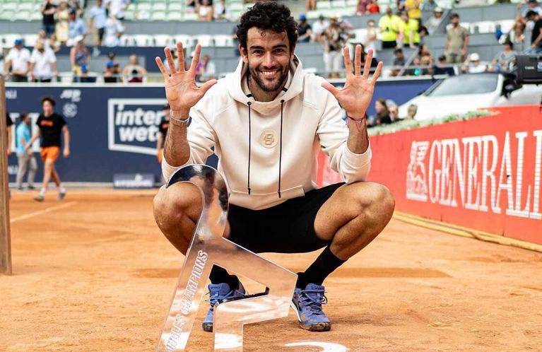 Matteo Berrettini con il trofeo di Kitzbuhel 2024 (foto Twitter)