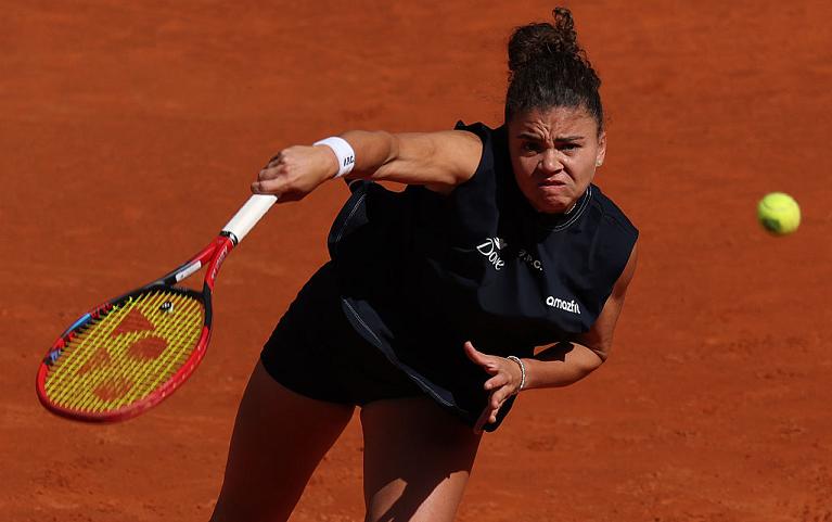 Jasmine Paolini al servizio (foto Getty Images)