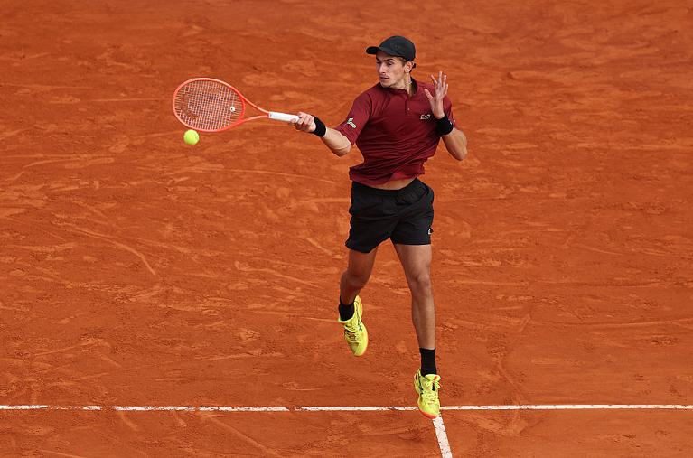 Matteo Arnaldi colpisce di diritto (foto Getty Images)