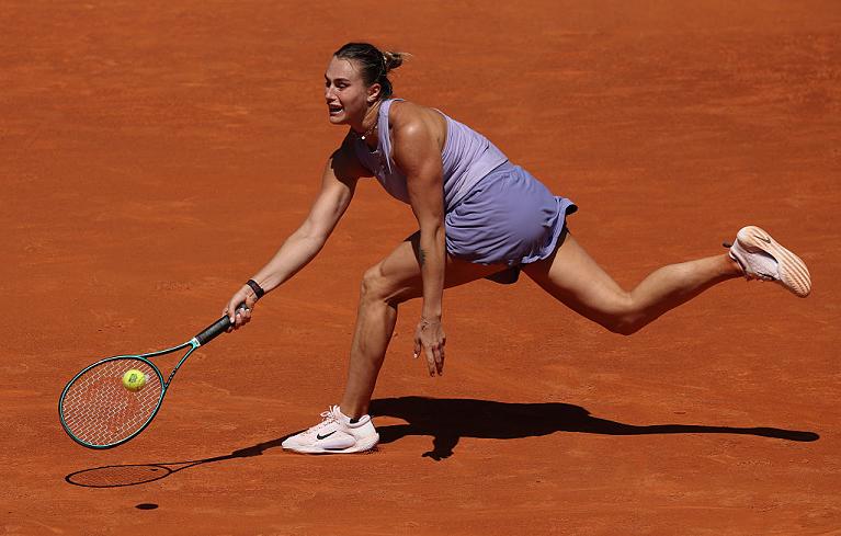 Un recupero di diritto in allungo di Aryna Sabalenka (foto Getty Images)