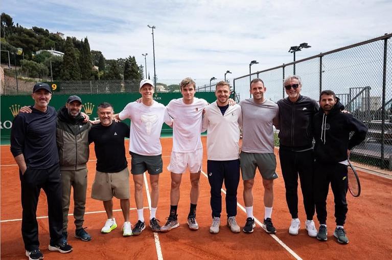 Il team di Jannik Sinner e quello di Jack Draper insieme a Monte-Carlo
