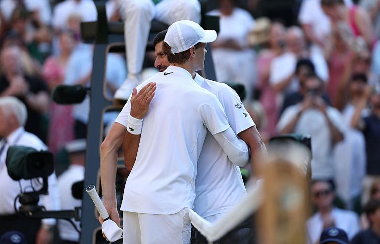 L'abbraccio tra Jannik Sinner e Novak Djokovic dopo la vittoria dell'azzurro a Wimbledon (Getty Images)