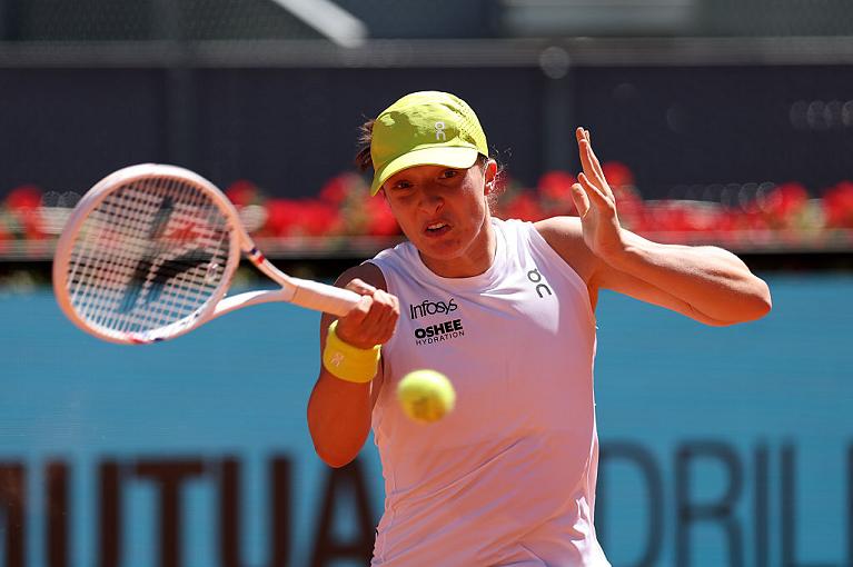 Iga Swiatek colpisce di diritto (foto Getty Images)