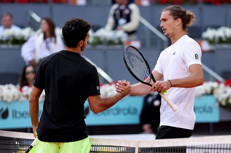 Stretta di mano tra F.Cerundolo e Alexander Zverev (Getty)