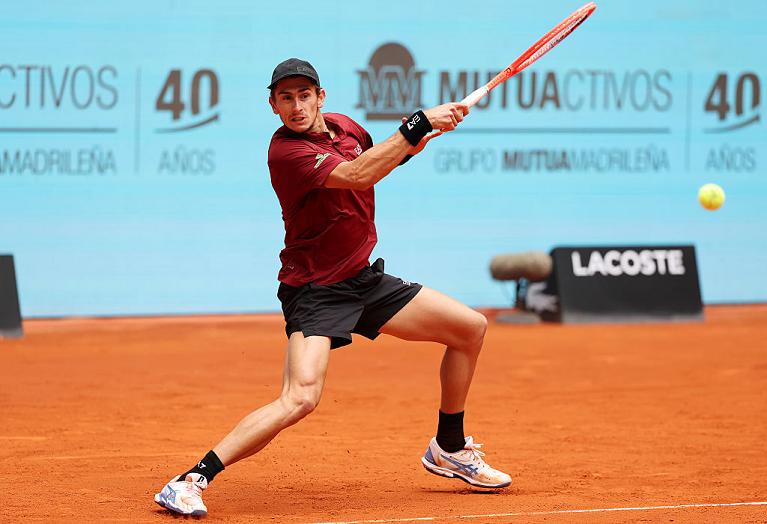 Arnaldi ed il finale del suo movimento al servizio (Getty Images)