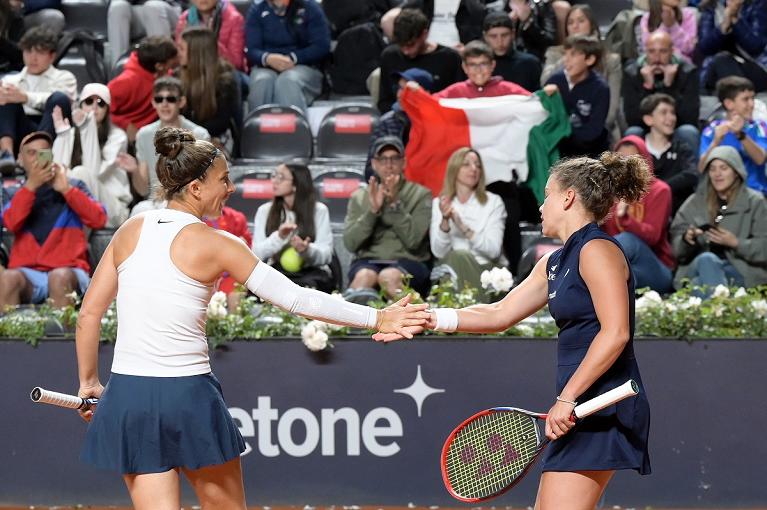 Sara Errani e Jasmine Paolini si incitano agli Internazionali BNL d'Italia (Foto FITP)