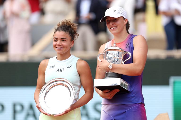Jasmine Paolini e Iga Swiatek alla premiazione del Roland Garros 2024 (Getty Images)
