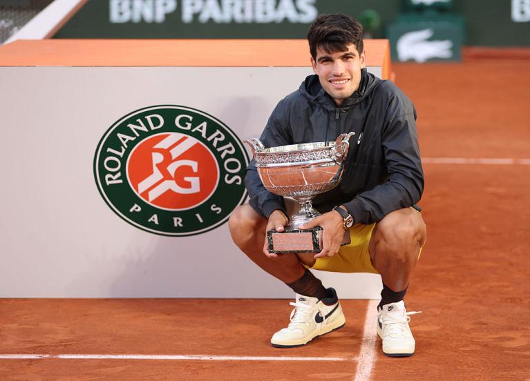 Carlos Alcaraz col trofeo del Roland Garros nel 2024 (Getty Images)