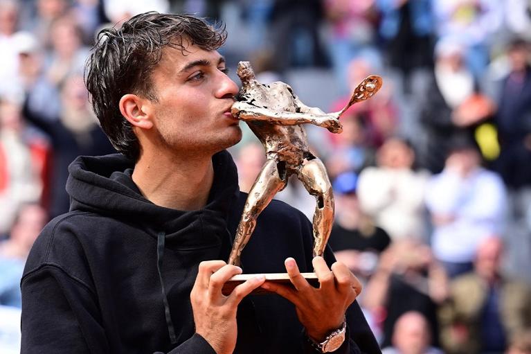 Cobolli con il trofeo dell'ATP 500 di Amburgo (Pagina X ATP Tour)