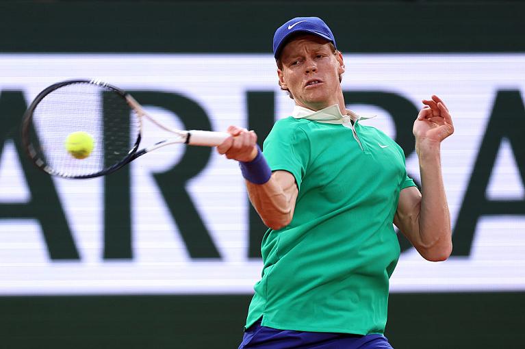 Jannik Sinner colpisce di diritto (foto Getty Images)