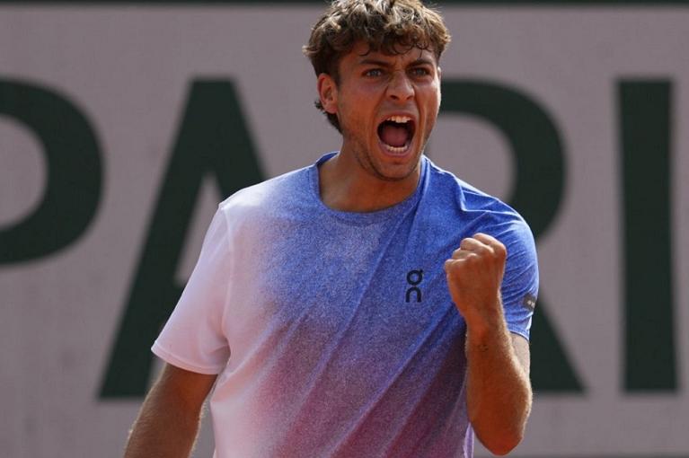Un'esultanza di Flavio Cobolli (foto profilo X Roland Garros)