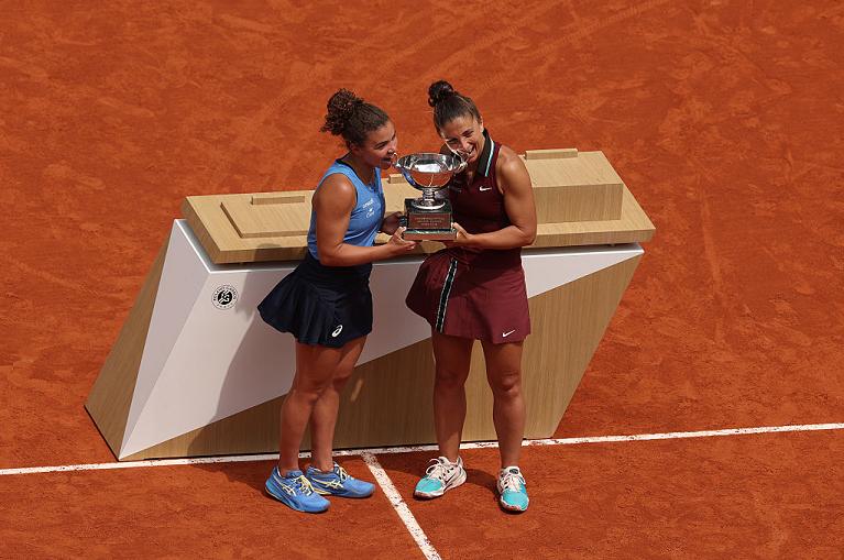 Jasmine Paolini e Sara Errani con il trofeo del doppio del Roland Garros 2025 (foto Getty Images)