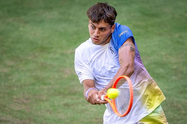 Flavio Cobolli in azione col rovescio (Getty Images)