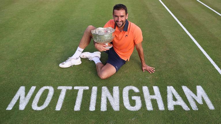 Marin Cilic con il trofeo vinto a Nottingham (Foto ATP)