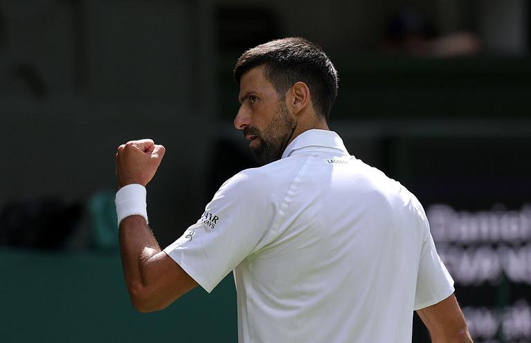 Novak Djokovic esulta a Wimbledon (Getty Images)