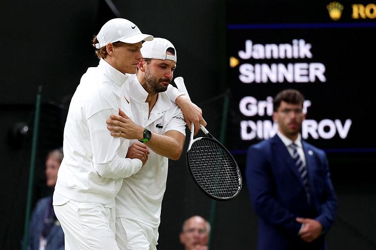 L'abbraccio tra Sinner e Dimitrov dopo l'infortunio del bulgaro a Wimbledon (Getty Images)