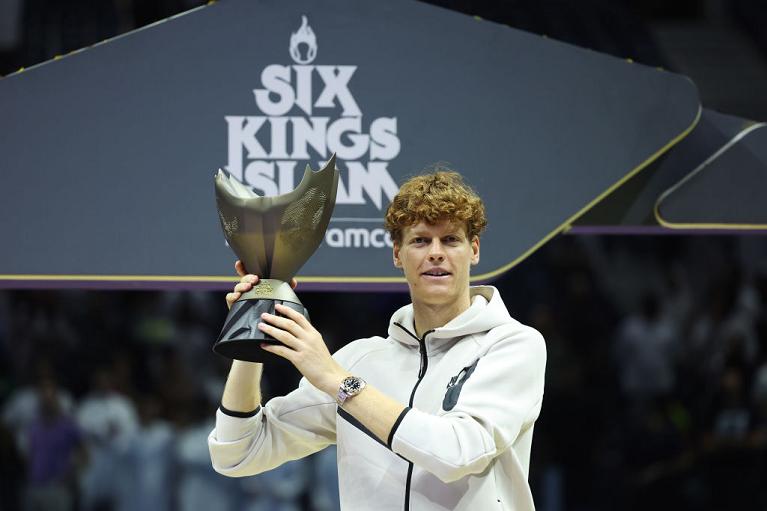Sinner con il trofeo del Six Kings Slam (Getty Images)