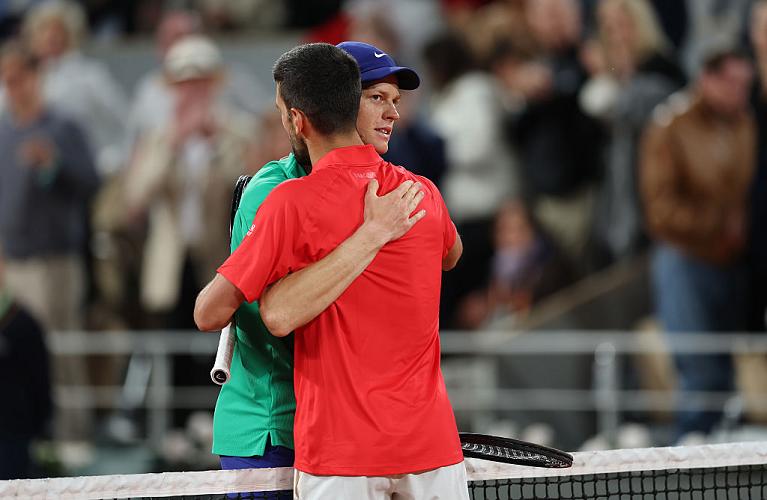 L'abbraccio tra Jannik Sinner e Novak Djokovic dopo la semifinale al Roland Garros 2025 (Getty Images)