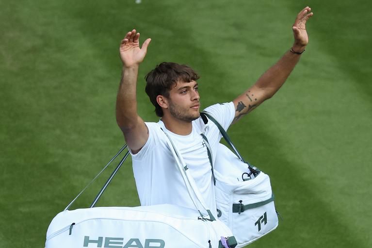 Flavio Cobolli lascia il campo a Wimbledon (Getty Images)