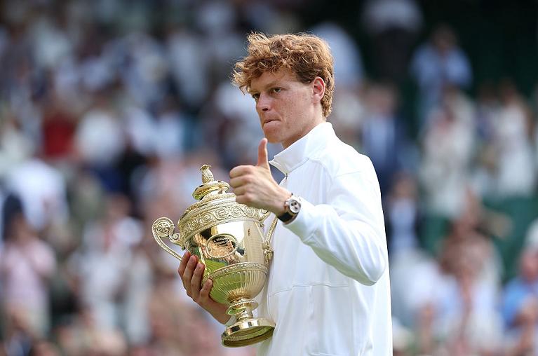 Jannik Sinner con il trofeo a Wimbledon (Getty Images)