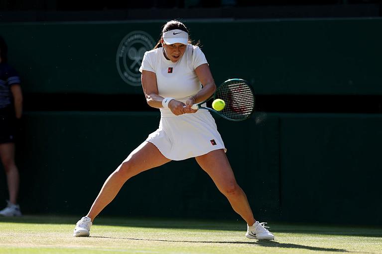 Amanda Anisimova colpisce di rovescio (foto Getty Images)