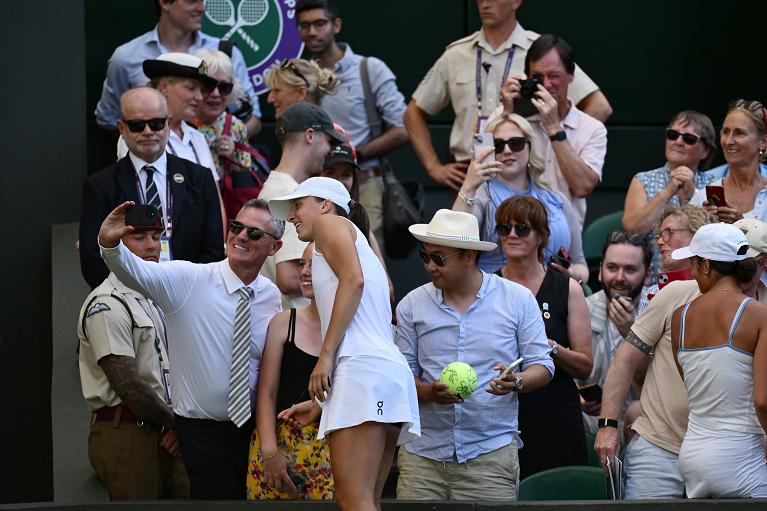 Iga Swiatek festeggia con i tifosi a Wimbledon (Getty Images)
