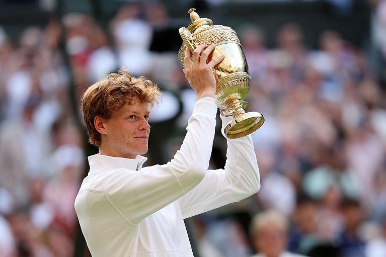 Jannik Sinner con il trofeo a Wimbledon (Getty Images)