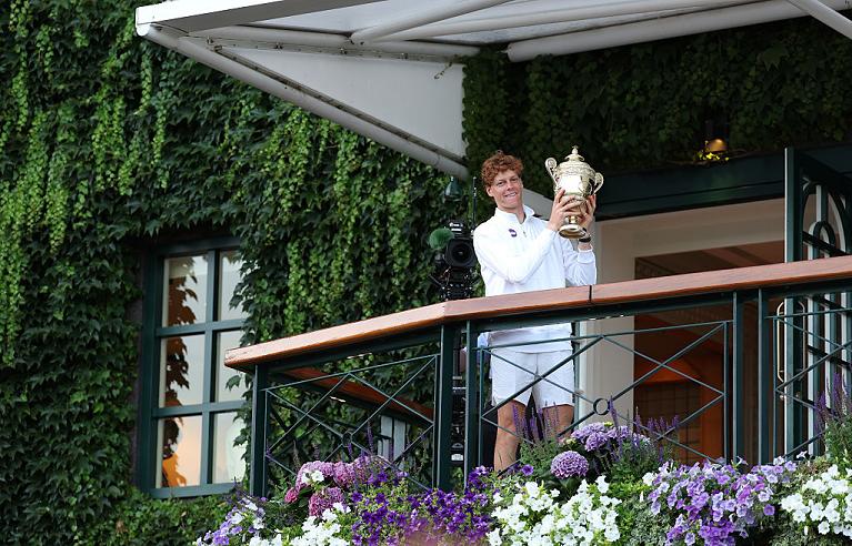 Jannik Sinner con il trofeo di Wimbledon 2025 (foto Getty Images)