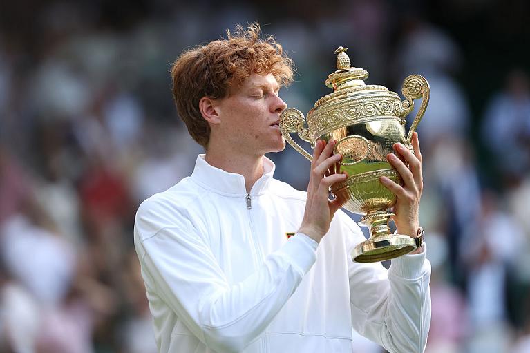 Jannik Sinner bacia il trofeo di Wimbledon 2025 (foto Getty Images)