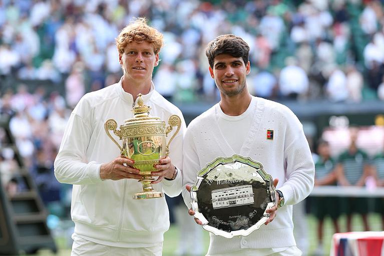 Carlos Alcaraz e Jannik Sinner durante la cerimonia di premiazione a Wimbledon (Getty Images)